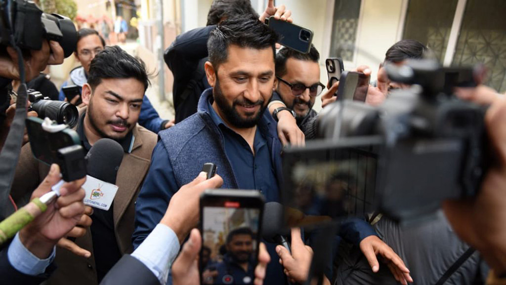 बालेनसँग वार्ता सकेर रवि बाहिरिए, हाँस्दै भने- कुरा के भयो अनुहारले बताउँछ