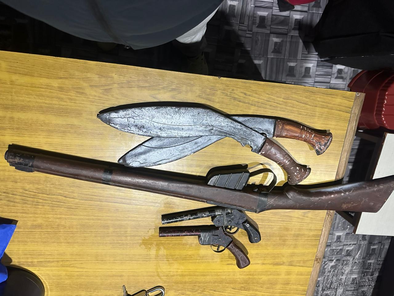 नक्कली हतियार सहित काठमाण्डौं कोटेश्वरबाट दुई जना प्रकाउ