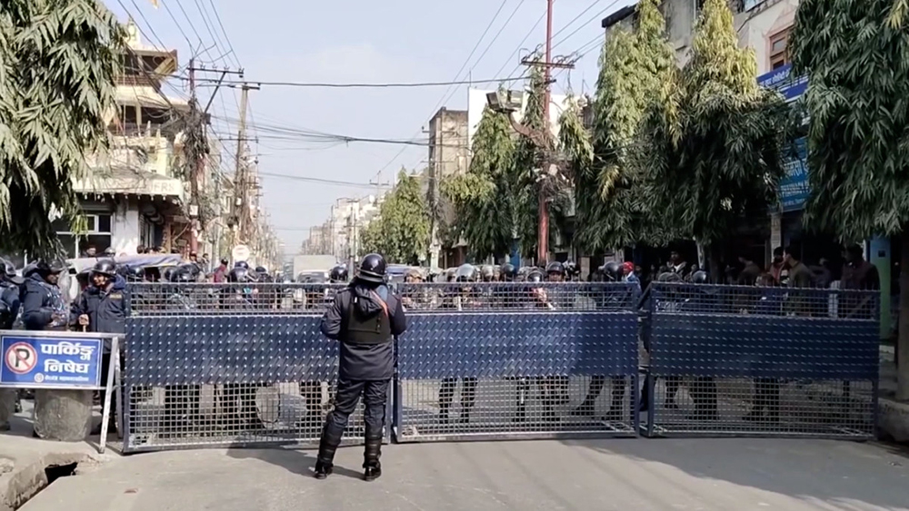 वीरगञ्जमा कर्फ्यूका बेला घरबाट निस्किए प्रहरीले गोलि चलाउने