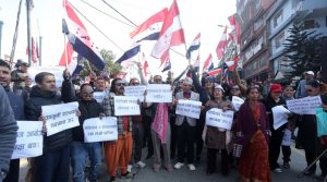 कांग्रेसको विवाद उत्कर्षमा: देउवा पक्षधर नेताहरू सडकमा (तस्बिरहरु)