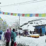 मुस्ताङमा हिमपात, मुक्तिनाथ गएका पर्यटकहरु बाटोमै रोकिए