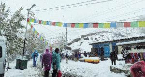 मुस्ताङमा हिमपात, मुक्तिनाथ गएका पर्यटकहरु बाटोमै रोकिए