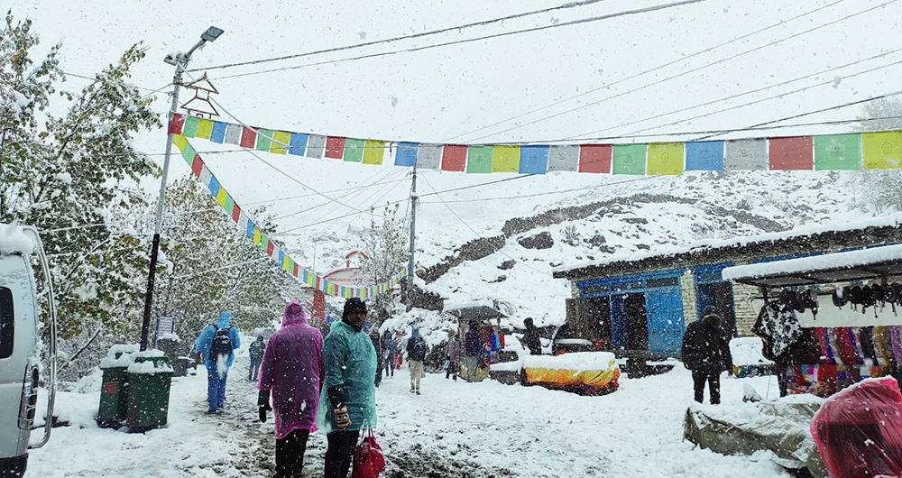 मुस्ताङमा हिमपात, मुक्तिनाथ गएका पर्यटकहरु बाटोमै रोकिए