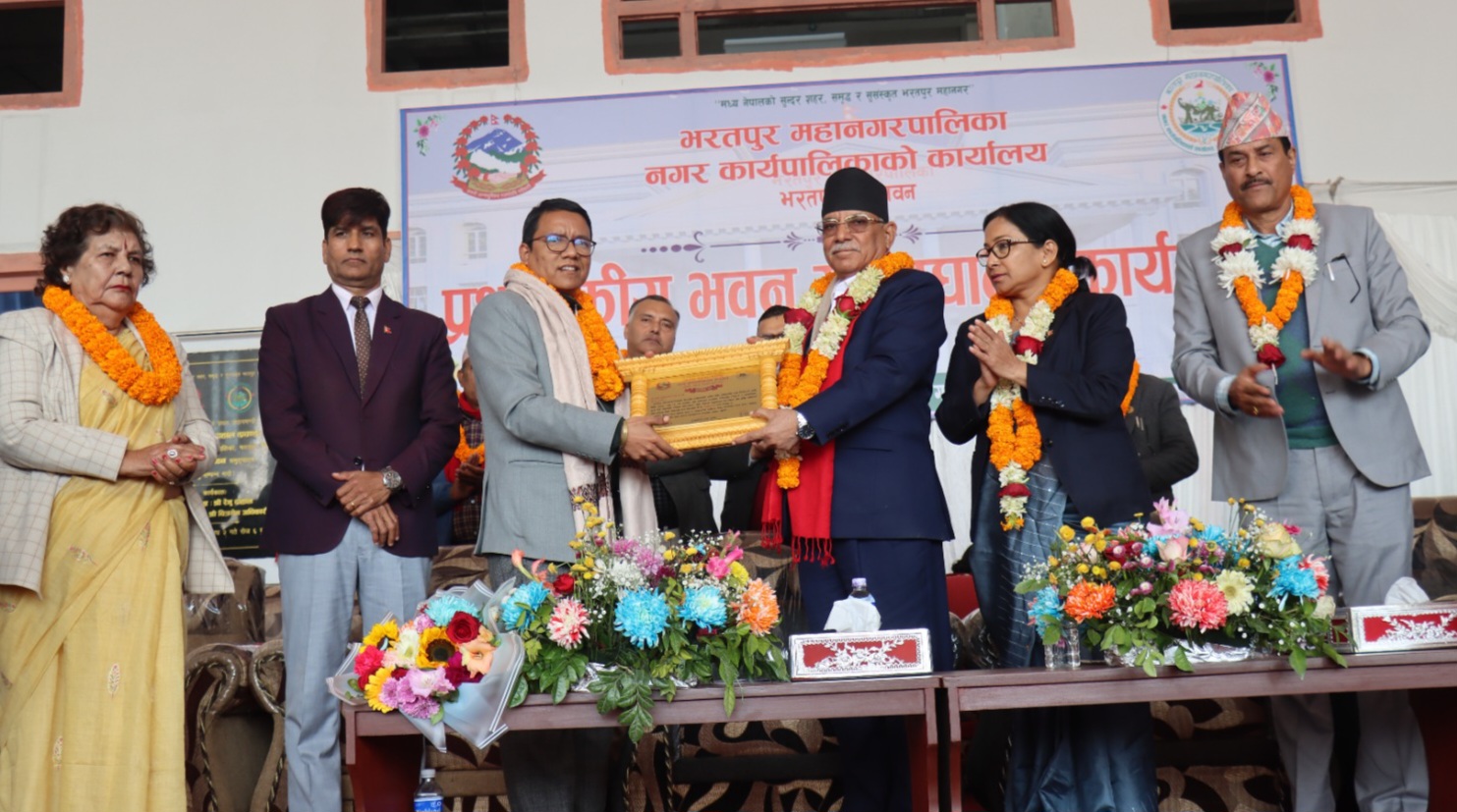 भरतपुर महानगरपालिकाद्वारा निर्माण व्यवसायी सहदेव खड्का सम्मानित