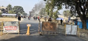 गोली हान्नेलाई कारबाहीको माग गर्दै लौकही क्षेत्र तनावग्रस्त, भीड नियन्त्रण गर्न हवाई फायर