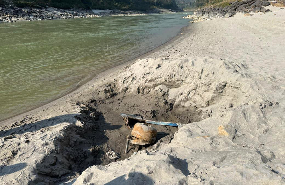 त्रिशूलीमा भेटिएको बसको उत्खनन आज पनि जारी