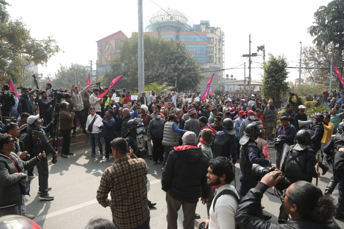 झापा भ्रमण सकेर काठमाडौं फर्किए पूर्वराजा शाह, स्वागतमा ठुलो भीड ( फोटो फिचर )