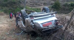 चालक निदाउँदा स्कारपियो खस्यो, ४ जना घाइते