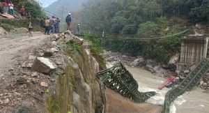 बेलिब्रिज भाँचिएर अरुण नदीमा खस्यो ट्रक