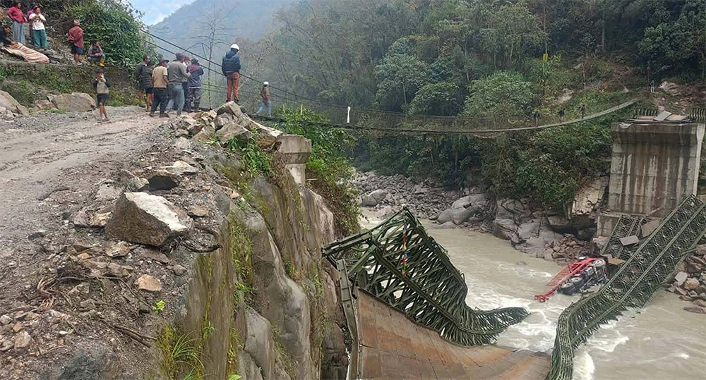 बेलिब्रिज भाँचिएर अरुण नदीमा खस्यो ट्रक