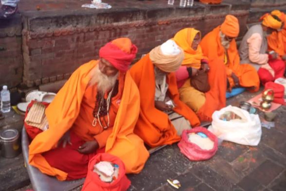 शिवरात्रीका लागि पशुपति आएका साधुसन्तलाई बिदा गरिँदै