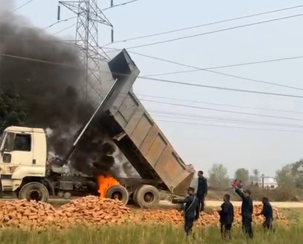 हाई टेन्सनमा टिप्परको डाला छोएपछि करेन्ट लागेर एकको ज्यान गयो