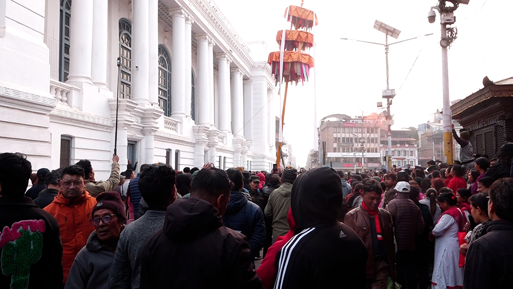 बसन्तपुरमा चीर ठड्याएर सुरु भयो होली (तस्बिरहरु)