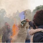 सिरहामा सवारी दुर्घटनाविरुद्ध प्रदर्शन, ठेकेदारको पुतला जलाइयो