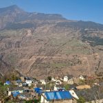 गाउँमा उम्मेदवारको चटक: झण्डावाला गाडीमा गीतहरू गुन्जिछन् तर न भोटर छन्, न उत्साह