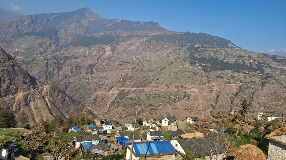 गाउँमा उम्मेदवारको चटक: झण्डावाला गाडीमा गीतहरू गुन्जिछन् तर न भोटर छन्, न उत्साह