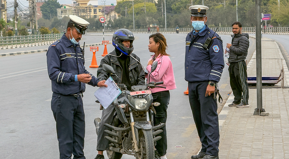 काठमाडौं अनुमती बिना चलाइएका ९ सय सवारी नियन्त्रणमा (तस्बिरहरु)