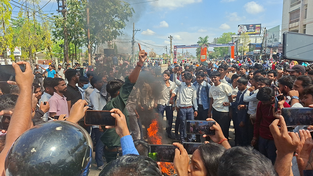 परीक्षा रोकिएपछि वीरगन्जको हरि खेतान क्याम्पस रणमैदानमा परिणत (तस्बिरहरु)