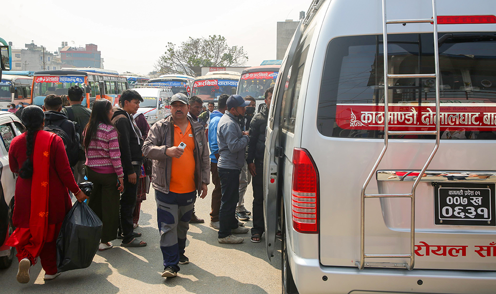 निर्वाचनका लागि मतदाता गाउँ फर्किँदै (तस्बिरहरू)