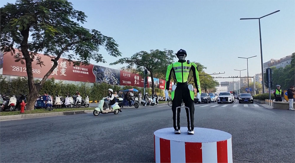 ट्राफिक सम्हाल्दै रोबोट, चीनमा नयाँ प्रविधि