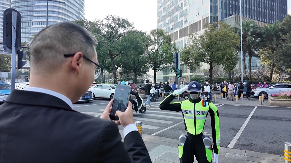 ट्राफिक सम्हाल्दै रोबोट, चीनमा नयाँ प्रविधि