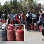 सडक किनारमा खाली सिलिन्डरको लाइन, ग्यास पाउन सास्ती (फोटो फिचर)