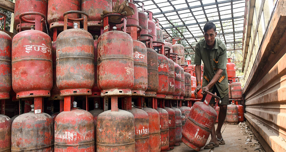 मध्यपूर्व युद्धले भारतको ग्यास आपूर्ति जोखिममा, रेस्टुरेन्ट व्यवसायी संकटमा