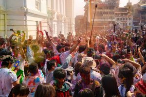 होलीमा नाचगान र रङले सजिएको बसन्तपुर (तस्बिरहरू)