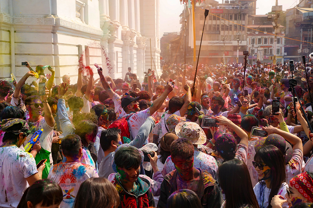 होलीमा नाचगान र रङले सजिएको बसन्तपुर (तस्बिरहरू)