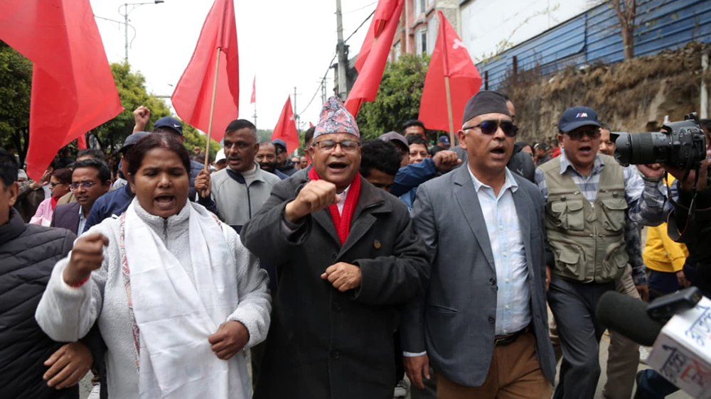 ओली र लेखक पक्राउको विरोधमा माईतीघरमा प्रदर्शन