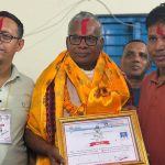 धनुषाबाट निर्वाचित मातृका यादवले पाए आयोगबाट प्रमाणपत्र