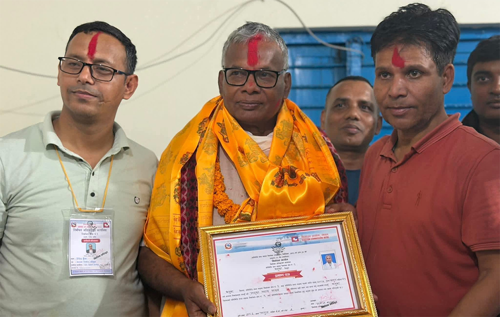 धनुषाबाट निर्वाचित मातृका यादवले पाए आयोगबाट प्रमाणपत्र