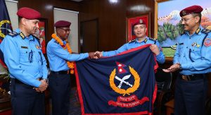 मकालु हिमाल आरोहण गर्न लागेका चौधरीलाई कार्कीले शुभकामना