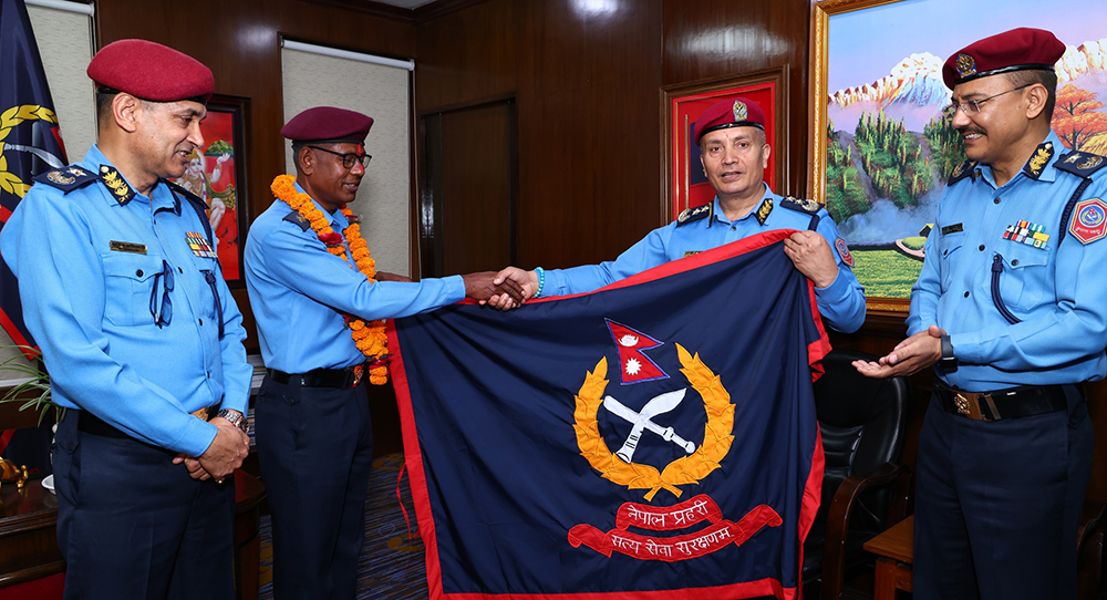 मकालु हिमाल आरोहण गर्न लागेका चौधरीलाई कार्कीले शुभकामना