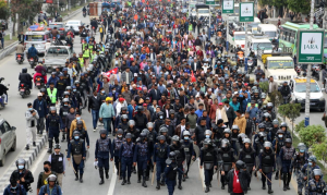 ओली रिहाइको माग गर्दै सडकमा उत्रिए एमाले कार्यकर्ता (तस्बिरहरू)