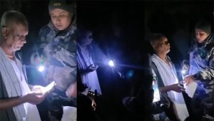 मतदातालाई पैसा वितरण गर्दै गरेका एक कार्यकर्ता पक्राउ