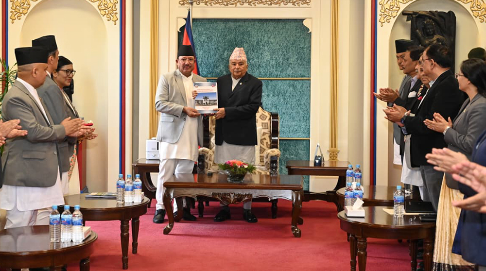 राष्ट्रपति पौडेल समक्ष निर्वाचन प्रतिवेदन २०८२ पेश