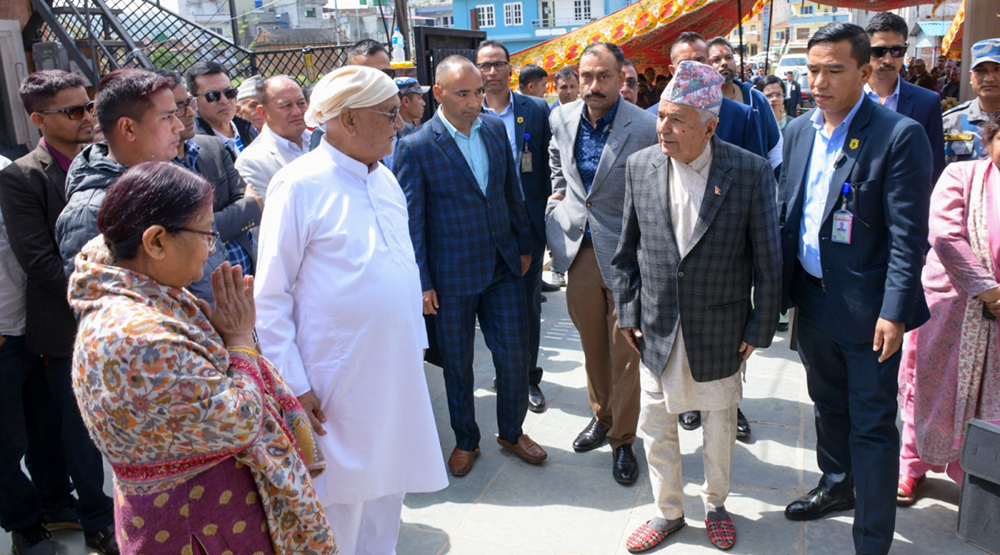 पूर्वप्रधानमन्त्री ओलीलाई भेट्न गुन्डु पुगे राष्ट्रपति पौडेल (तस्बिरहरु)