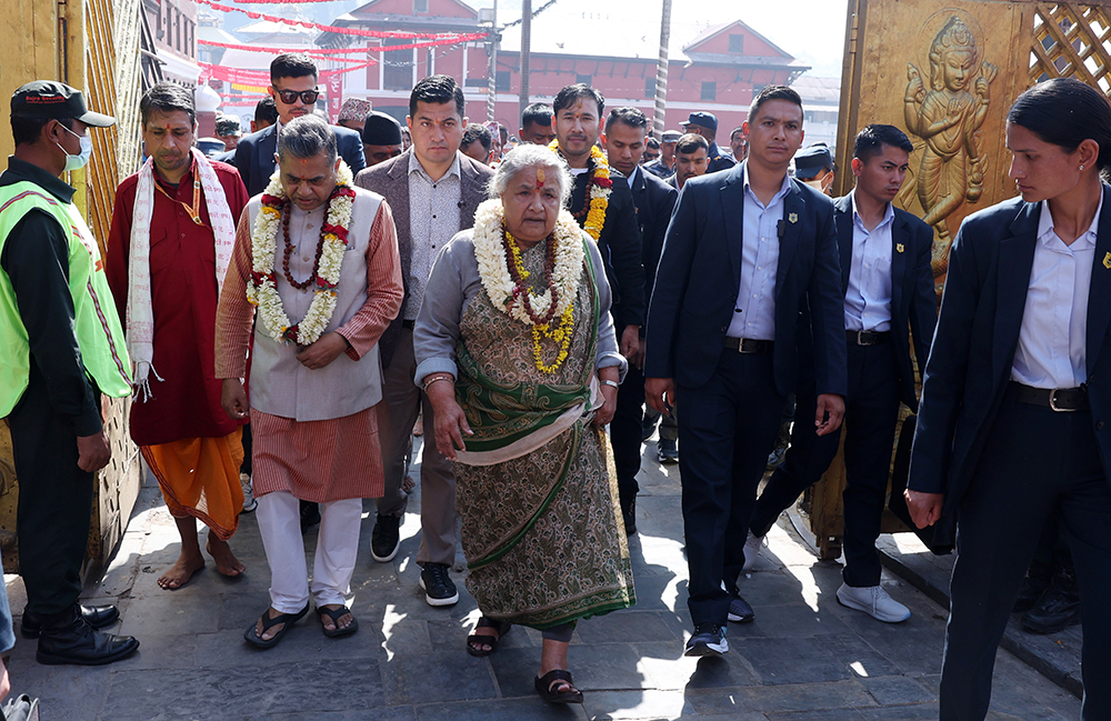 प्रधानमन्त्री कार्कीले पशुपतिमा गरिन् रुद्राभिषेक पूजा