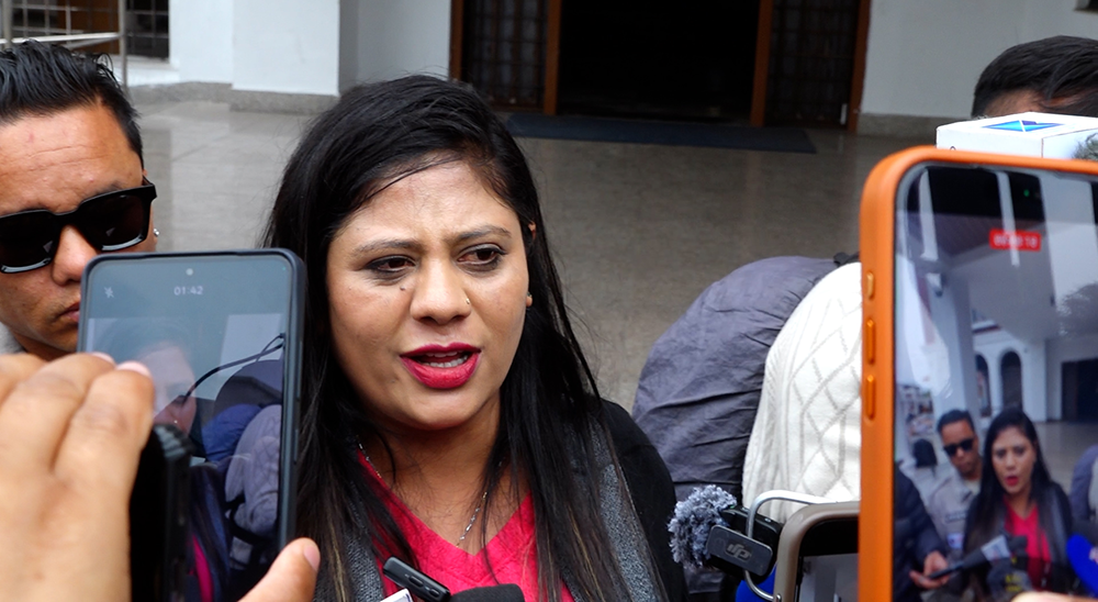 महेश बस्नेतलाई पक्राउको माग गर्दै शोभा पाठक प्रहरी परिसरमा