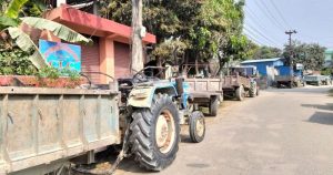 सशस्त्र प्रहरीको छापा : अवैध बालुवा उत्खननमा संलग्न ८ ट्र्याक्टर र चालक नियन्त्रणमा