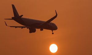 दुबईमा रहेका अमेरिकीहरू व्यावसायिक उडानमार्फत देश छाड्नु, साउदीमा भएका झ्यालबाट टाढा रहनु