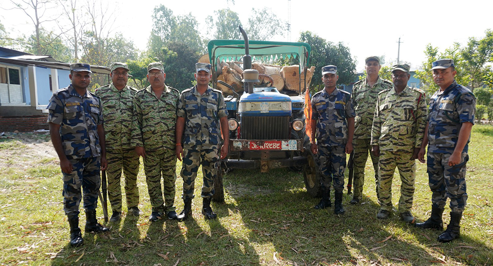 अवैध काठसहित ट्याक्टर पक्राउ, १० लाख बढीको सामान बरामद