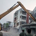 वीरगन्जका अवैध संरचनामा चल्यो डोजर, सडक फराकिलो बनाइने