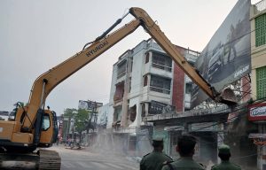 वीरगन्जका अवैध संरचनामा चल्यो डोजर, सडक फराकिलो बनाइने