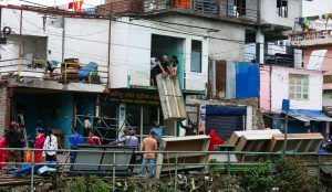 विष्णुमती किनारमा डोजर चल्ने भएपछि आफ्नो सामान निकाल्दै सुकुम्वासी (फोटोफिचर)