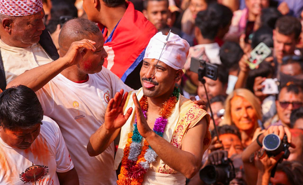 तस्बिरमा हेर्नुहोस् भक्तपुरको जिब्रो छेड्ने जात्रा