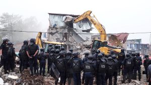 प्रहरीको घेराउमा मनहरा सुकुम्बासी बस्तीमा चल्यो डोजर (तस्विरहरू)