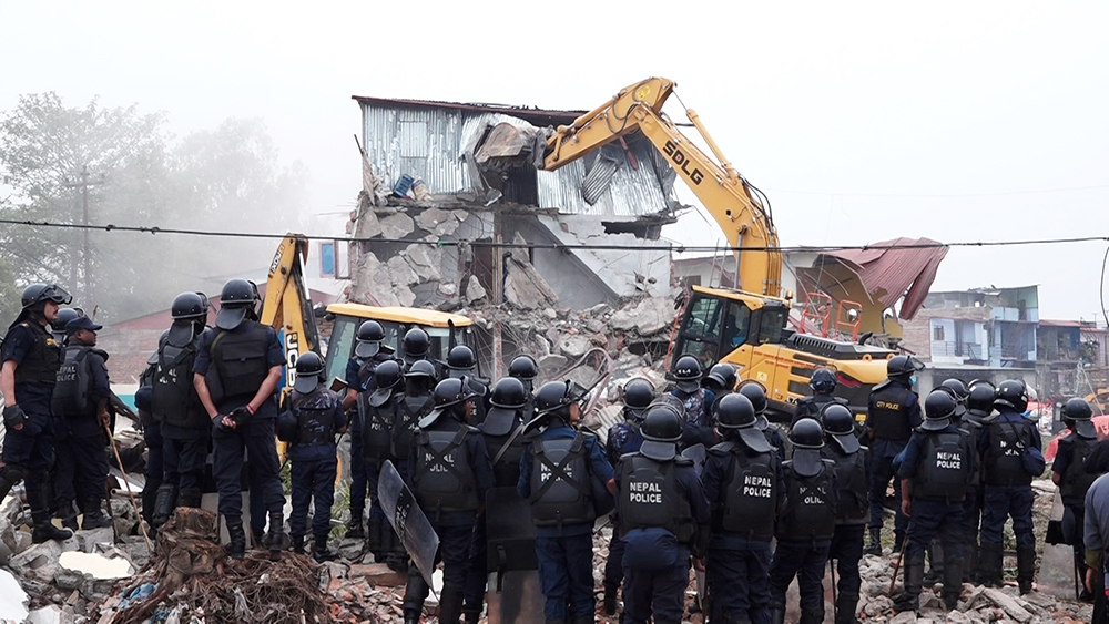 प्रहरीको घेराउमा मनहरा सुकुम्बासी बस्तीमा चल्यो डोजर (तस्विरहरू)