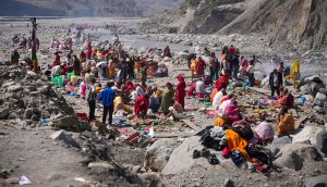 मातातिर्थ औंसीमा मुस्ताङको कागबेनीमा श्राद्ध गर्नेहरूको भीड (तस्बिरहरू)